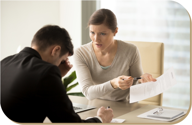 jefe amonestando a trabajador